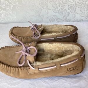 UGG Australia Beige Dakota Moccasins Size 6 Women’s